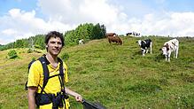 Florian Fumy von der Uni Osnabrück will herausfinden, was auf Bernauer Weidwiesen fleucht und kreucht. Foto: Susanne Filz