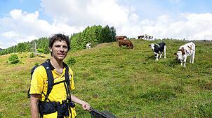 Florian Fumy von der Uni Osnabrück will herausfinden, was auf Bernauer Weidwiesen fleucht und kreucht. Foto: Susanne Filz