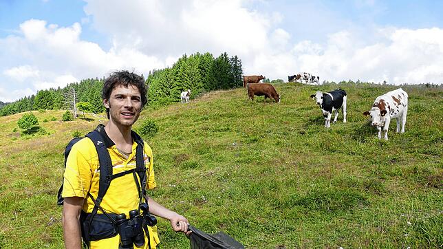 Florian Fumy von der Uni Osnabrück will herausfinden, was auf Bernauer Weidwiesen fleucht und kreucht. Foto: Susanne Filz