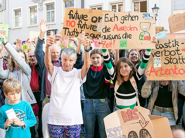 Kreativ zeigten sich die 700 Demonstranten beim zweiten Waldshuter Klimastreik bei der Gestaltung ihrer Plakate.