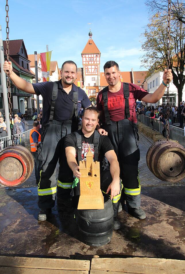Beim Bierfassrollen siegt nach harten Kampf die Mannschaft Feuerwehr I vor der Landjugend AH und Feuerwehr II. Insgesamt gehen 16 Teams, ...