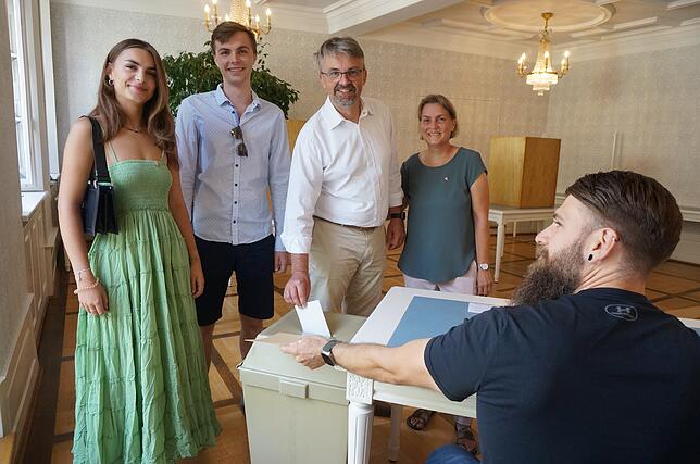 Stimmabgabe des Herausforderers: Martin Gruner gibt gegen Mittag im Rathaus Tiengen seine Stimme ab, Tochter Ella, Sohn Timon und ...