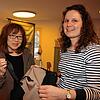 Josefin Riedmann (rechts) hat ein Problem an einer Fahrradtasche. Martha Geo vom Nähteam des Reparaturcafés der Brauchbarschaft hilft. ...