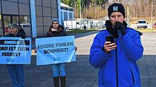 Steffen Lenhardt, Organisator des Peta-Protests gegen die Anglermesse Aqua-Fisch in Friedrichshafen, adressiert bei der Kundgebung die ...