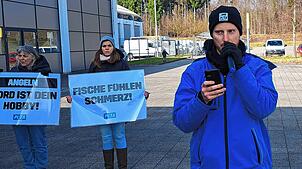 Steffen Lenhardt, Organisator des Peta-Protests gegen die Anglermesse Aqua-Fisch in Friedrichshafen, adressiert bei der Kundgebung die ...