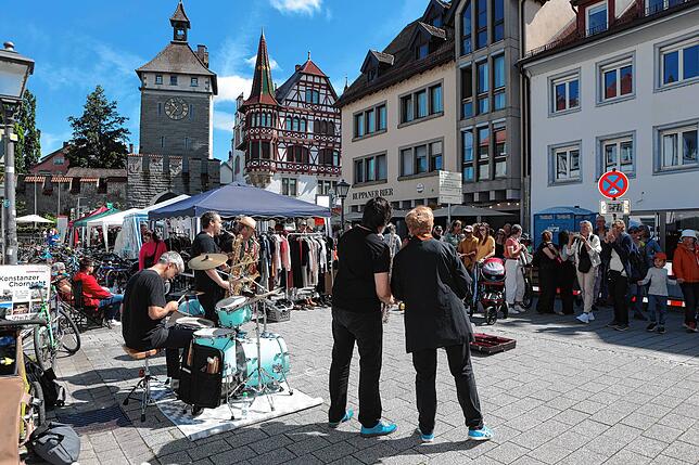 Bild 10: Konstanz: Auf zum Deutsch-Schweizer Flohmarkt! Diese Besucher und Verkäufer sind dabei