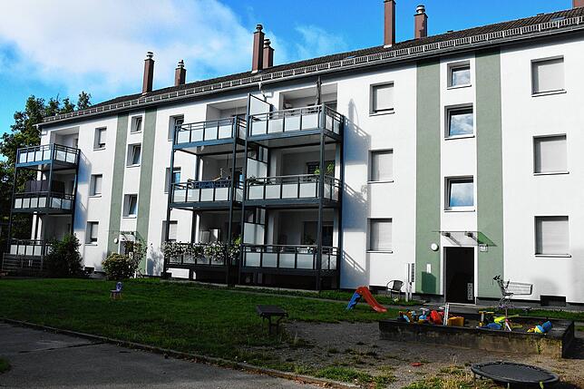 Die Gebäude in der Anlage im Malvenweg wurden 2023 saniert, nun sollen Solarstromanlagen auf die Dächer kommen.