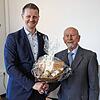 Oberbürgermeister Simon Gröger (links) verabschiedet den Biologen Rainer Bretthauer als Umwelt- und Klimaschutzbeauftragten der Stadt ...