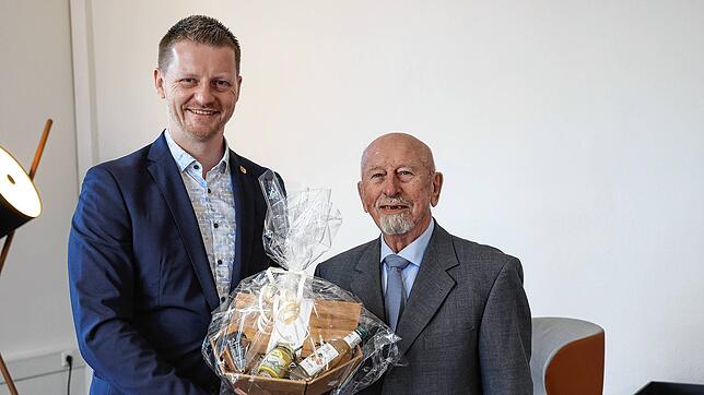 Oberbürgermeister Simon Gröger (links) verabschiedet den Biologen Rainer Bretthauer als Umwelt- und Klimaschutzbeauftragten der Stadt ...