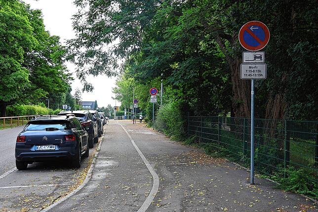 Das Verkehrsschild weist auf ein eingeschränktes Halteverbot zu Schuldbeginn und -ende hin. Viele Eltern halten sich jedoch nicht daran.