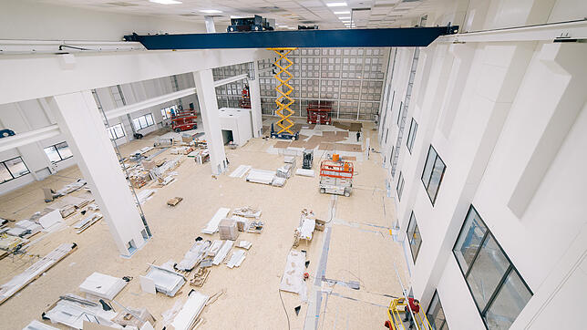 Diese riesige, im Schnitt 14 Meter hohe und 2000 Quadratmeter große Halle wird der größte Reinraum dieser Güteklasse in Europa. Hier ...