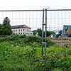 Noch fällt der Blick von der Löwentaler Straße aus auf das alte Hallenbad. Im Bereich unterhalb soll ein Sozialzentrum mit Altenpflege- ...