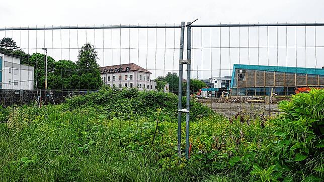Noch fällt der Blick von der Löwentaler Straße aus auf das alte Hallenbad. Im Bereich unterhalb soll ein Sozialzentrum mit Altenpflege- ...