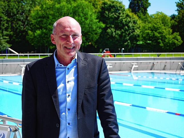 Wenige Tage vor der Wiedereröffnung steht der Chef der Bädergesellschaft, Robert Grammelspacher, vor dem Schwimmerbecken im Thermen-Freibad.