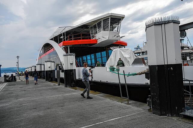 Festgeleint liegt das neue Flaggschiff der Stadtwerke-Flotte im Fährhafen in Konstanz-Staad.