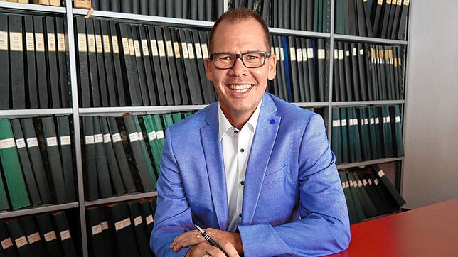 Gut vorbereitet mit Notizheft und Stift ins Gespräch: Thorsten Scigliano will neuer Bürgermeister von Mühlingen werden. Bei einem ...