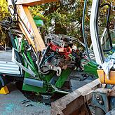 Schwer verletzt wurde im Oktober 2018 der Fahrer dieses Lasters, der im Begegnungsverkehr von der Schaufel dieses Baggers getroffen wurde.