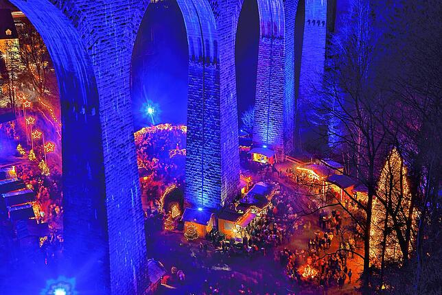 Als einzigartiges Weihnachtsdorf unter den steinernen Viaduktbögen der Höllentalbahn präsentiert sich der Weihnachtsmarkt in der ...