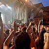 Mal genau hinschauen: Das sind mehr als 20 Smartphones &ndash; und links die Band Silbermond beim Meersburg Open Air.
