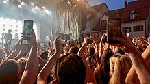 Mal genau hinschauen: Das sind mehr als 20 Smartphones &ndash; und links die Band Silbermond beim Meersburg Open Air.