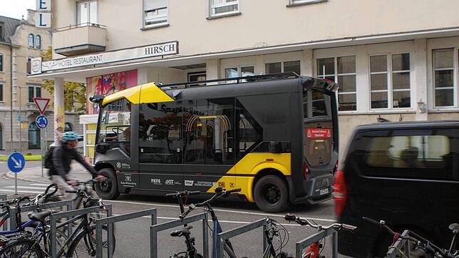 Der autonome Bus in Friedrichshafen wird mit dem ansässigen Unternehmen ZF und der Technischen Universität in Karlsruhe (KIT) ...