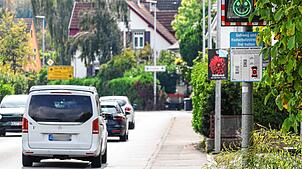 Der Durchgangsverkehr in den Ortsteilen der Gemeinde Moos (hier die Radolfzeller Straße in Moos) soll künftig fast überall auf 30 ...