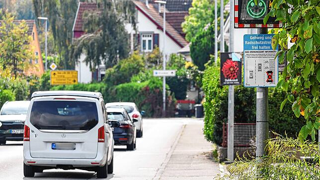 Der Durchgangsverkehr in den Ortsteilen der Gemeinde Moos (hier die Radolfzeller Straße in Moos) soll künftig fast überall auf 30 ...