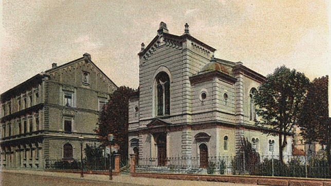 Die 1883 errichtete Konstanzer Synagoge, aufgenommen um die Jahrhundertwende. Kolorierte Postkarte.