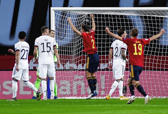 Deutschlands Torhüter Manuel Neuer (3.v.l), Ilkay Gündogan (l) und Niklas Süle stehen nach dem Tor durch Spaniens Morata zum 1:0 enttäuscht.