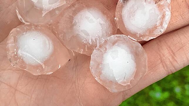 Bis zu drei Zentimeter Durchmesser erreicht der Hagel in Mönchweiler.