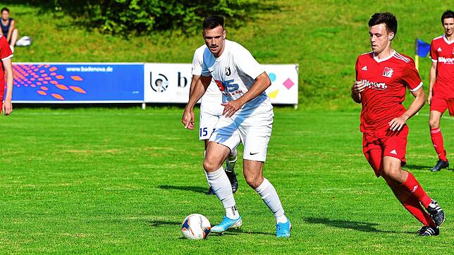 Doppel-Pack: Domink Flum (Bildmitte, im Spiel gegen den FC RW Weilheim) bewies beim 5:2 des FC Erzingen gegen den SV Herten nicht nur ...