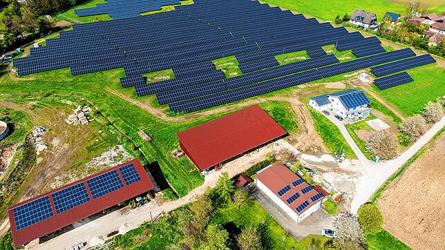 Immer mehr Solarparks entstehen rund um Villingen-Schwenningen, wie hier in Zollhaus. Doch der Kampf um die Anlagen wird härter, wie ...
