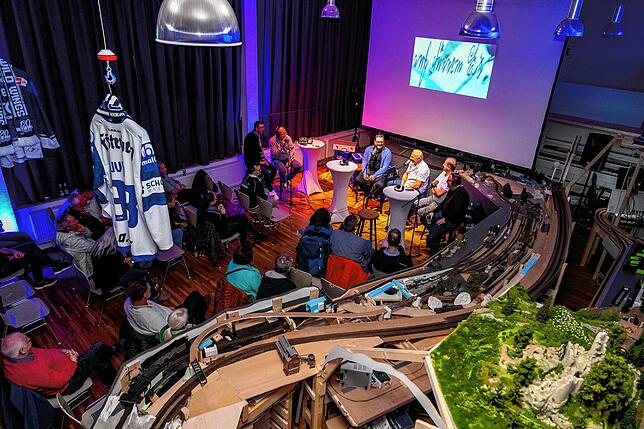 Live Podcast-Session inmitten der Modelleisenbahn in der Galerie 87, hier im Interview mit den Verteidiger-Altstar aus der goldenen ...