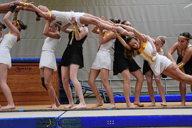Bild 5: Die Erzinger Sporthalle wurde zum magischen Weihnachtszirkus!