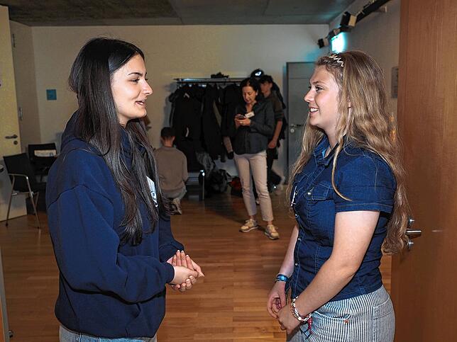 Internationale Verständigung: Isabel Rizza (links) aus Lodi und Eve Jackson aus Richmond, beide 17 Jahre alt, haben sich beim ...