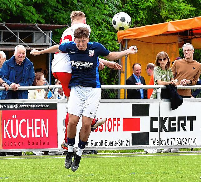 Spätes Anschlusstor: Elias Drews, hier im Luftduell mit Artur Kirschmann, traf erst in der Nachspielzeit für Schlusslicht VfB Waldshut ...