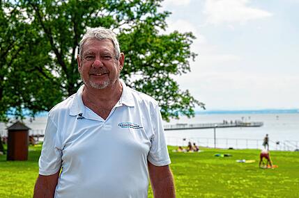 Theo Schlegel ist seit 25 Jahren Betriebsleiter des Strandbads in Friedrichshafen.