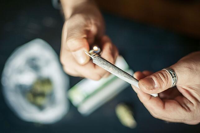 Auch das Experimentieren mit Drogen wie Cannabis gehört für viele Jugendliche zum Erwachsenwerden dazu. Der Zugang zu derartigen ...