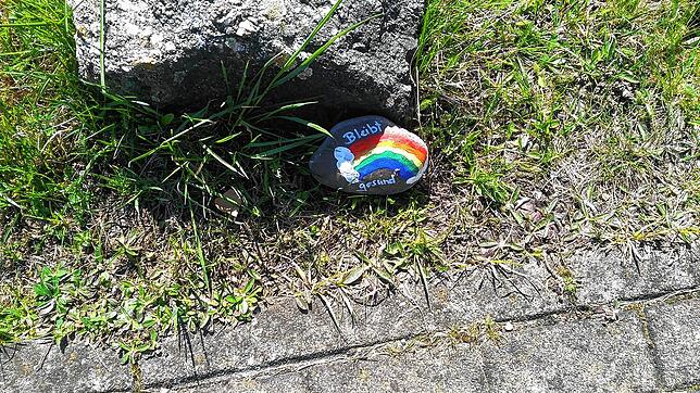 Bunte Steine entlang der Straße im Görwihler Ortsteil Oberwihl.