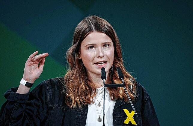 Luisa Neubauer, Klimaschutzaktivistin und Organisatorin von Fridays for Future, spricht beim Grünen-Bundesparteitag.