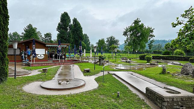 Die aktuelle Lage beim Minigolfplatz in Waldshut. Durch das Hochwasser sind Zufahrtsstraße und die Spielbahnen mit Schlamm überschwemmt.