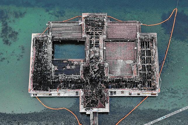 Die abgebrannte Badhütte von Rorschach aus der Luft.