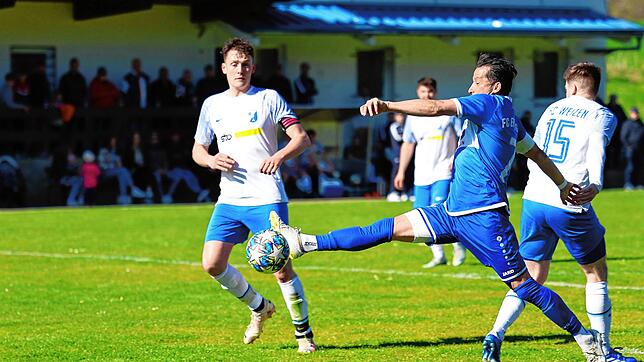 Keinen Sieger gab es im Duell zwischen der SG Stühlingen/Weizen (weiße Trikots) und des FC Erzingen.
