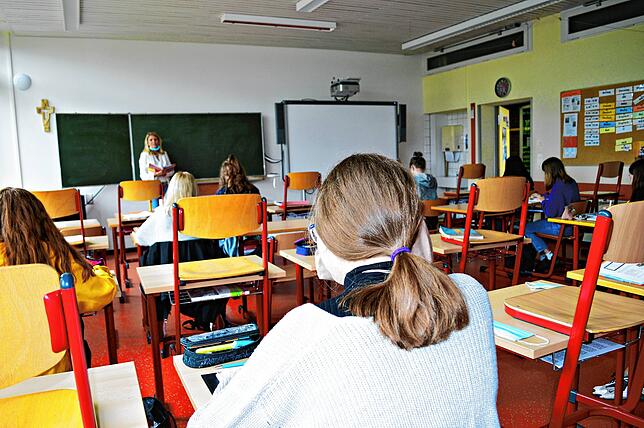 Damit der Abstand eingehalten wird, sind die Tische zwischen den Schülern aufgestuhlt.