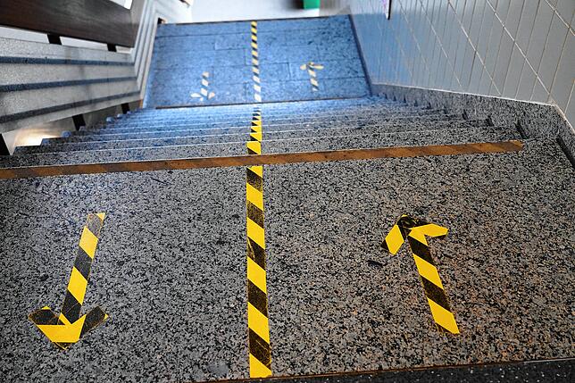 Auch auf der Treppe: Im Friedrich-Wöhler-Gymnasium gilt Rechtsverkehr, damit die Schüler Abstand voneinander halten. Zudem sollen die ...