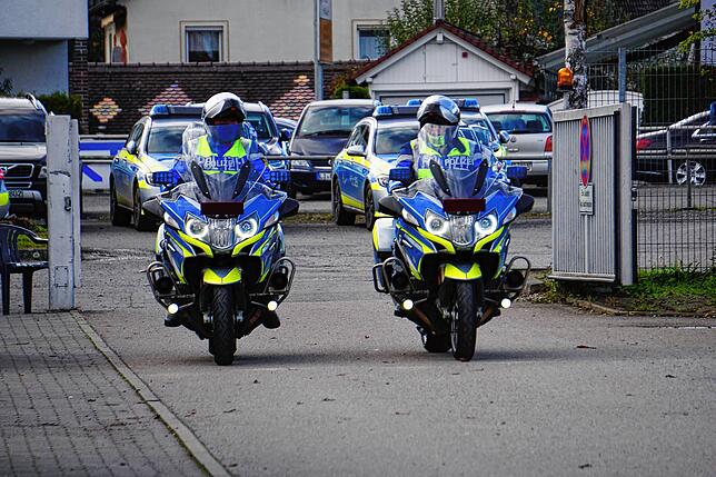 Polizeiaufgebot vor dem Kanzler-Tross