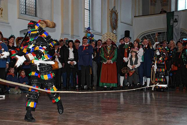 Kinderhänsele schlägt die Karbatsche in der Klosterkirche.