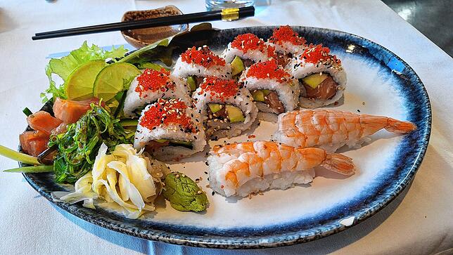 Die Hauptspeise: acht Stück Alaska Lachs, zwei Stück Ebi Nigiri Shrimp-Sushi mit Seetangsalat.