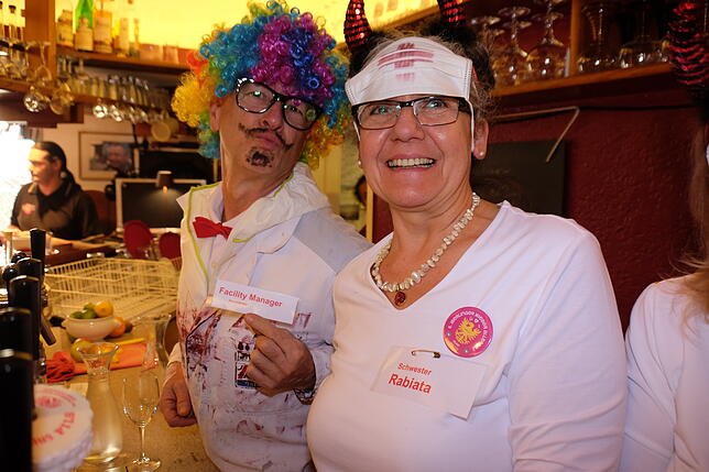 Die Nachtschwester und der Hausmeister sind zur Stelle, wenn es den Gästen an etwas fehlt.