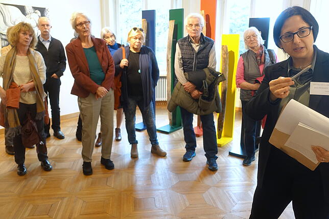 Viel Interesse gibt es an den Kuratorenführungen mit Elena Romanzin (rechts) beim diesjährigen Grand Salon Colours im Kulturhaus Villa ...